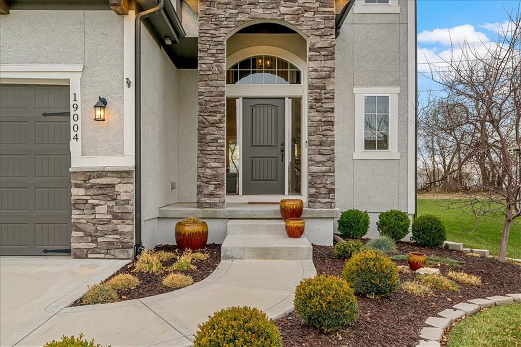 19004 Skyview Lane Spring Hill, KS 66083 - Photo 2 of 33