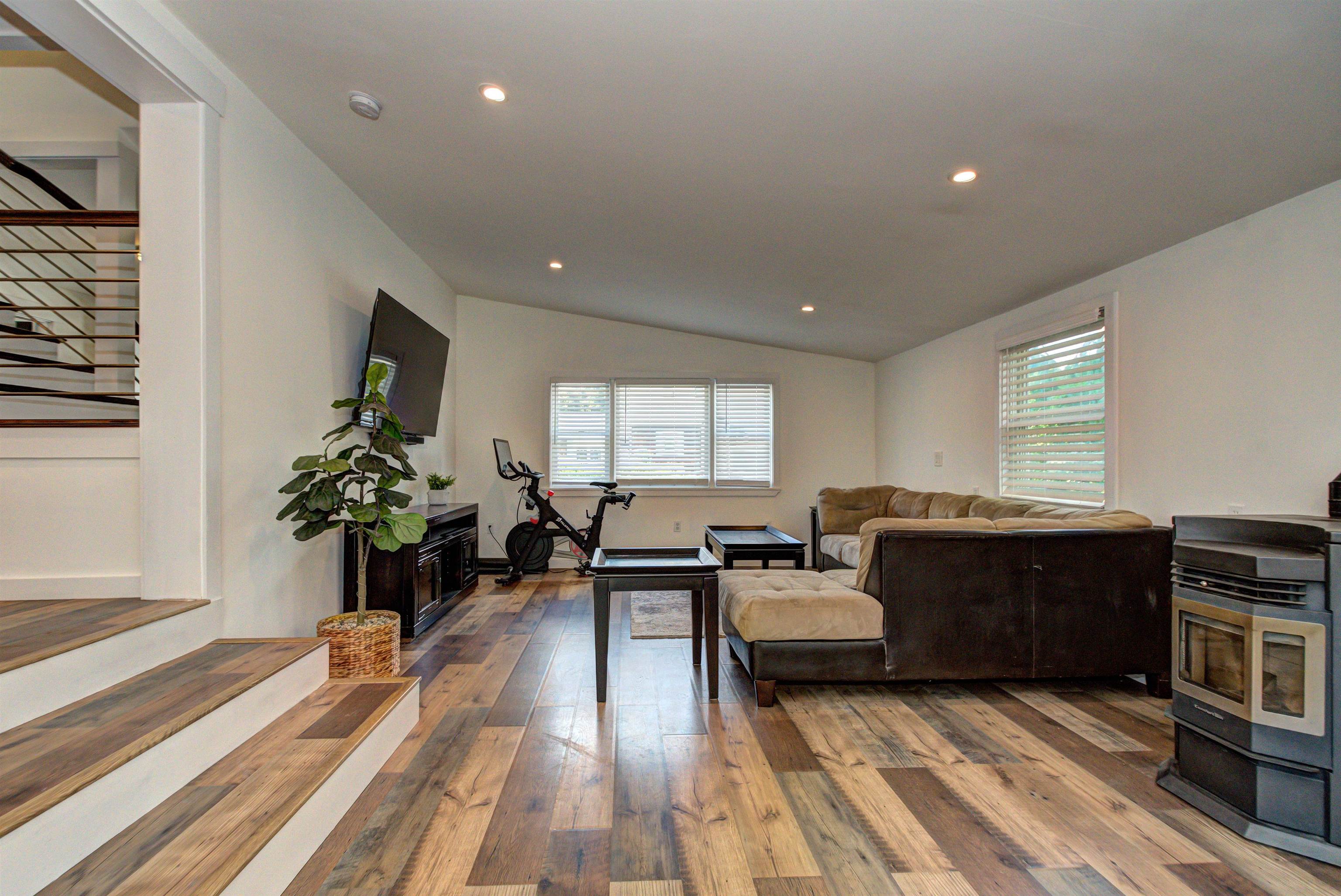 2085 Wellington Road Manchester, NH 03104 - Photo 9 of 27 Gallery Image 9