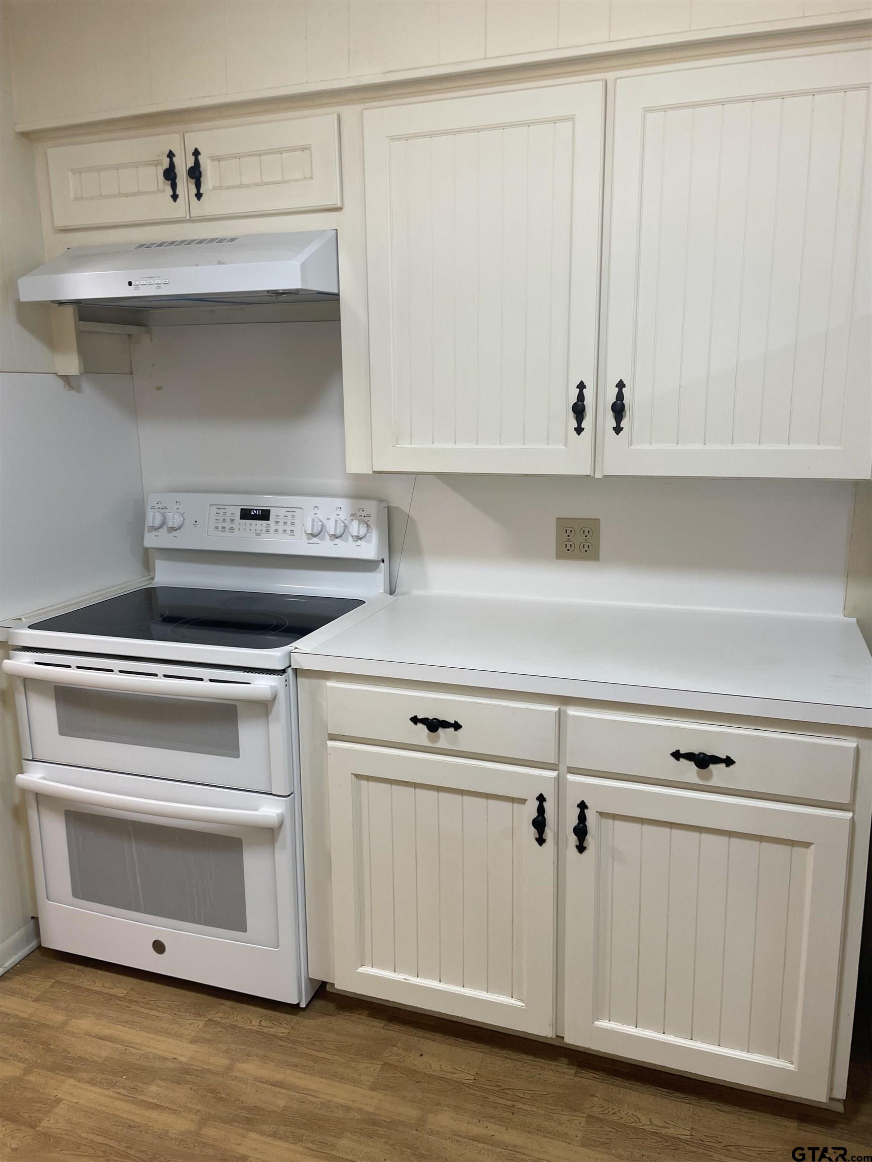 2523 Shenandoah Drive Tyler, TX 75701 - Photo 13 of 26 a close view of stove top oven