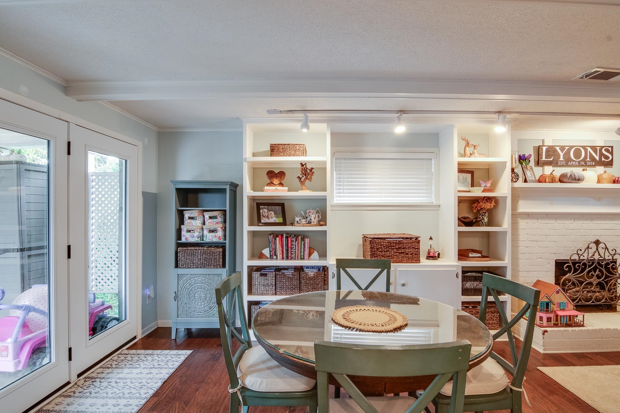 4898 Dee Road Memphis, TN 38117 - Photo 10 of 40 a view of a dining room with furniture