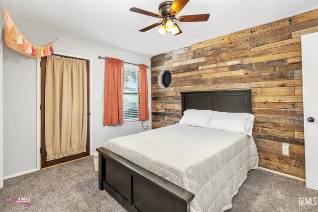 a view of entryway and hall