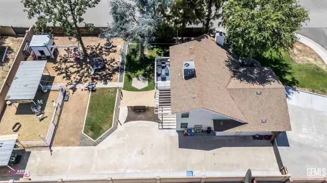 a view of a backyard