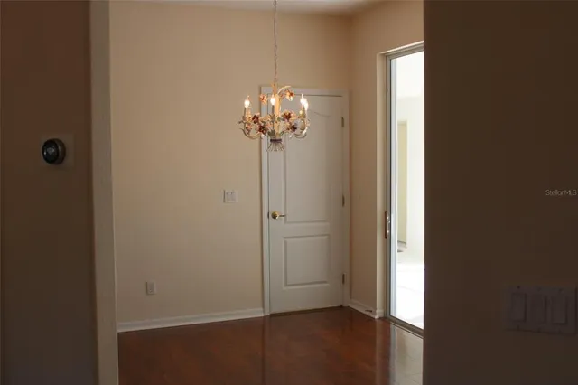 a view of a chandelier in big room and chandelier