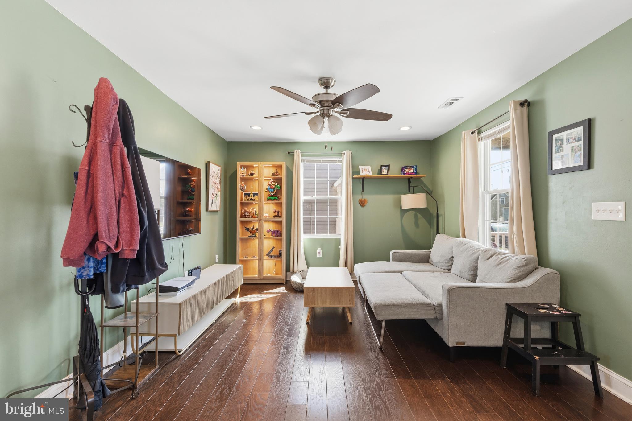 1718 Kirkland Road Baltimore, MD 21222 - Photo 3 of 29 Bright Living Room