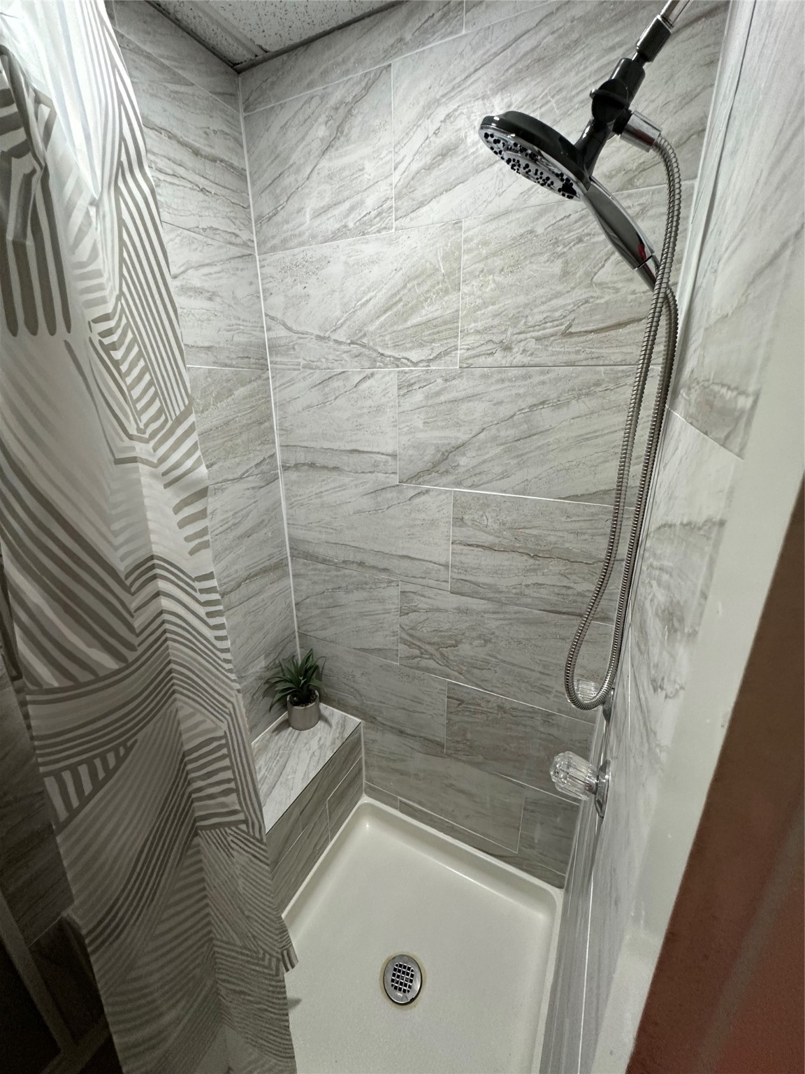 2131 Cromwell Street, Unit D Houston, TX 77093 - Photo 20 of 26 a bathroom with a bathtub