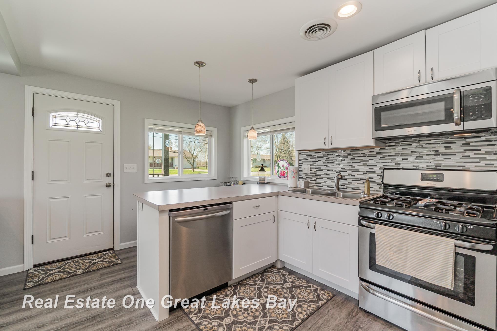 2233 East Stewart Road Midland, MI 48640 - Photo 6 of 22 50139548-c3b90f95-7c96-4a91-aea3-588c0d2d14be.JPG