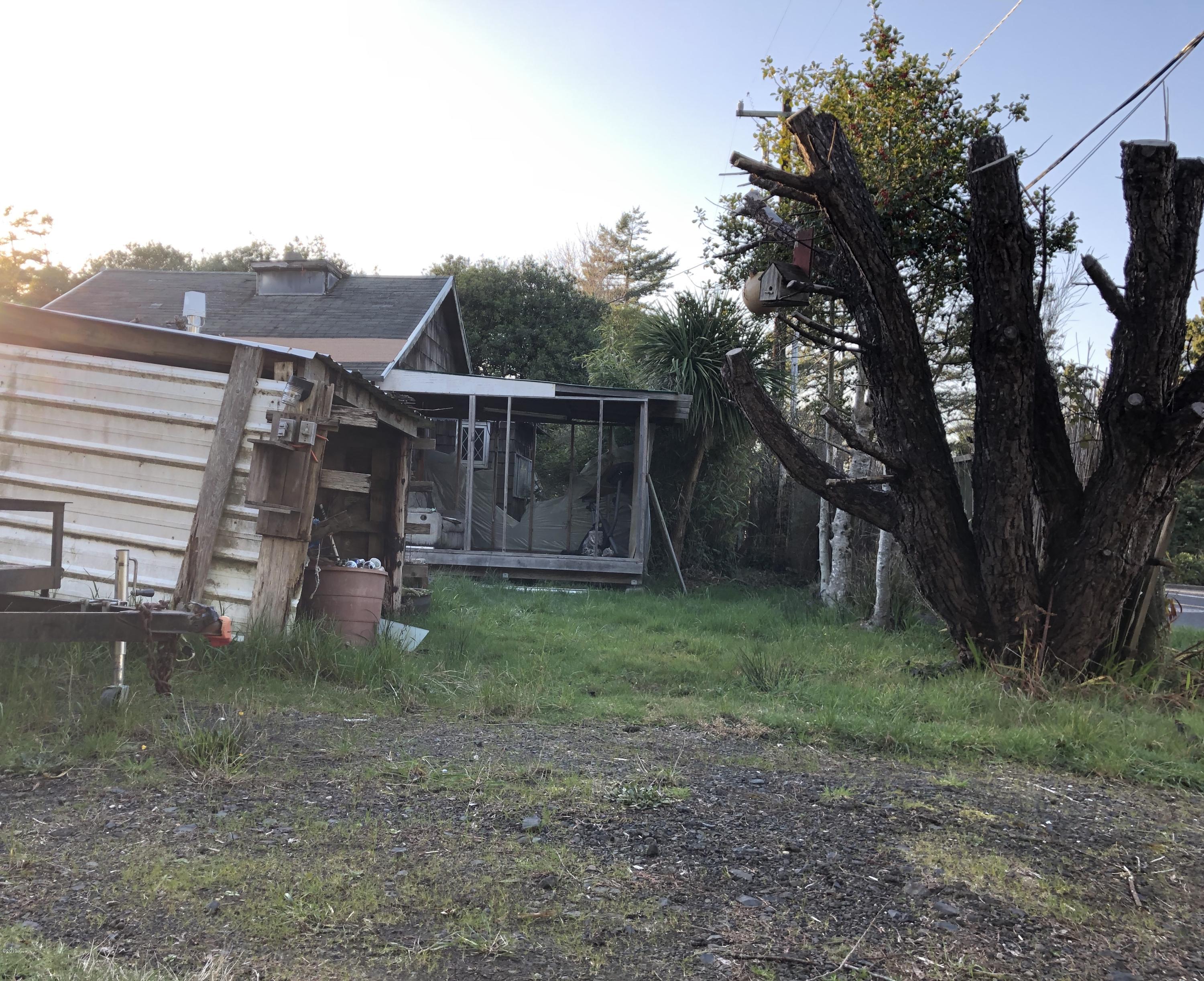 418 Southeast 35th Street Newport, OR 97366 - Photo 5 of 31 44390308-CD88-4F94-AC2A-5CFA254E896D