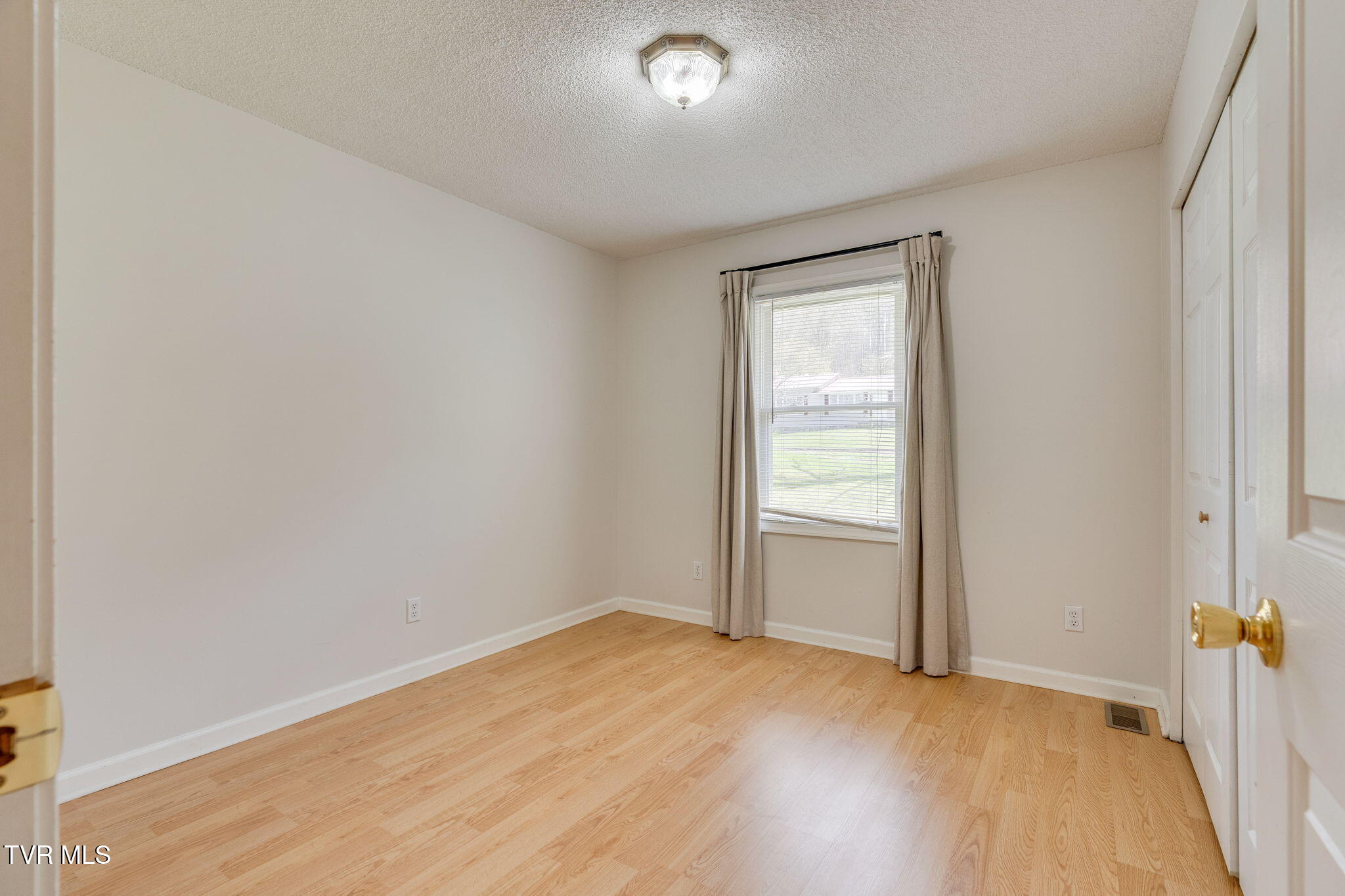 631 South Elm Avenue Erwin, TN 37650 - Photo 17 of 25 017