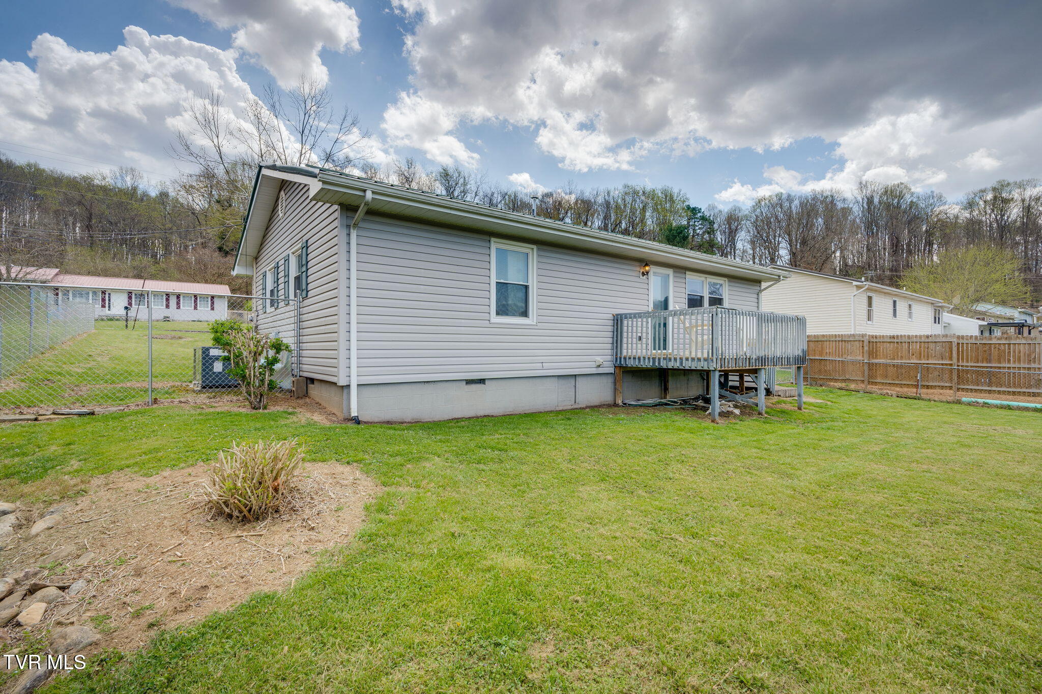 631 South Elm Avenue Erwin, TN 37650 - Photo 23 of 25 023