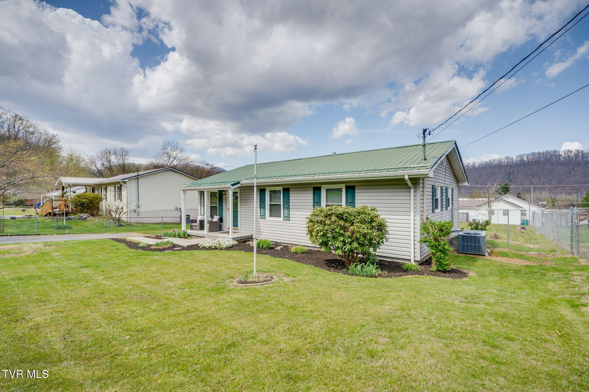 631 South Elm Avenue Erwin, TN 37650 - Photo 3 of 25 003