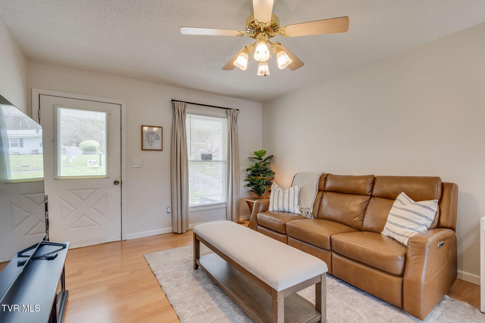 631 South Elm Avenue Erwin, TN 37650 - Photo 5 of 25 005