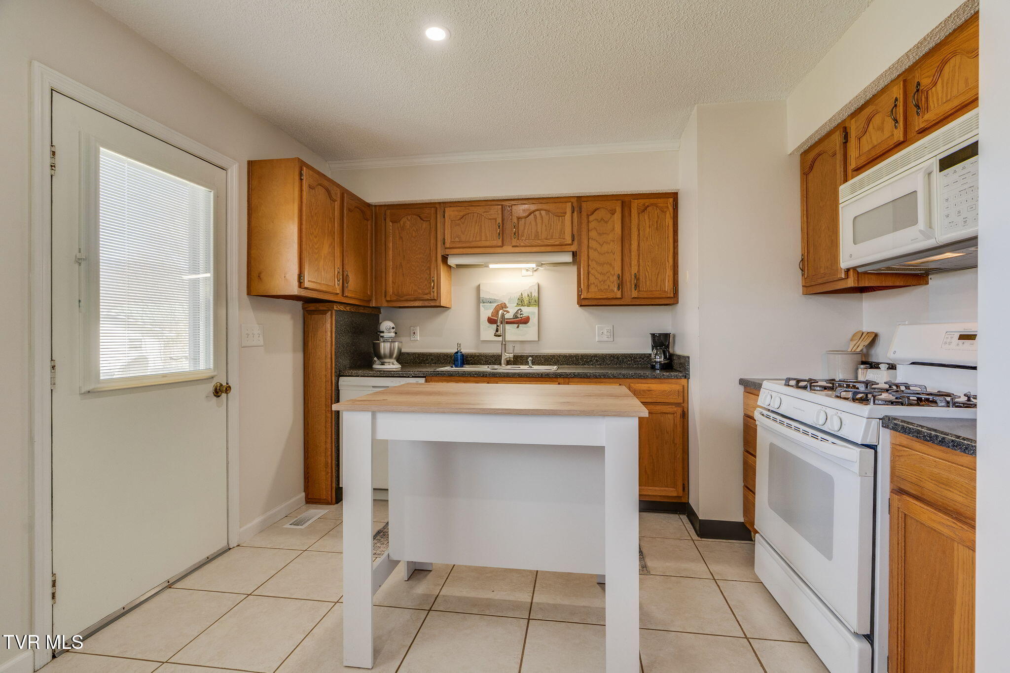 631 South Elm Avenue Erwin, TN 37650 - Photo 8 of 25 008