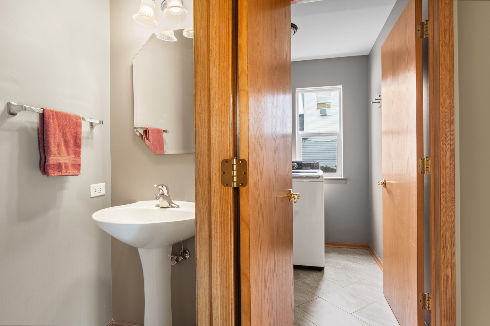 614 Wingpointe Drive Aurora, IL 60506 - Photo 14 of 31 a bathroom with a sink and a mirror
