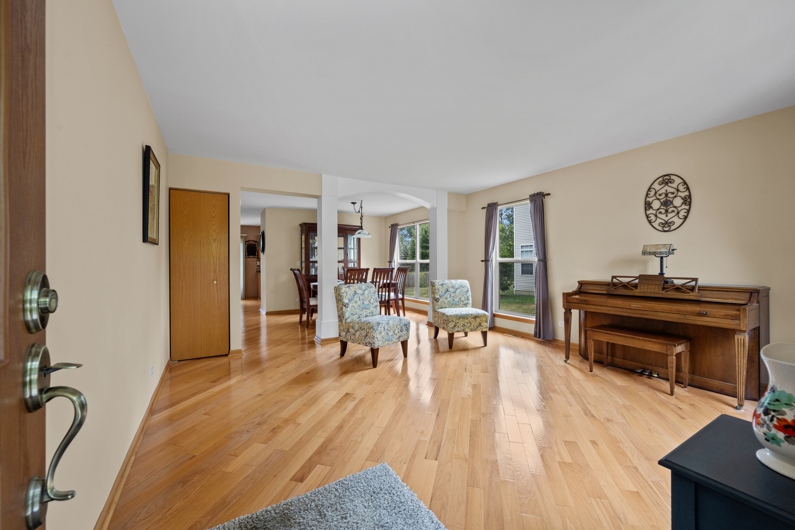 614 Wingpointe Drive Aurora, IL 60506 - Photo 4 of 31 a living room with furniture and a wooden floor