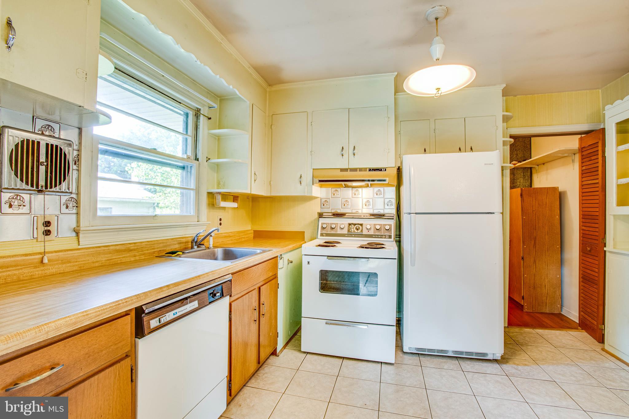 11358 Ridge Road King George, VA 22485 - Photo 12 of 31 Kitchen with laundry/utility room to right