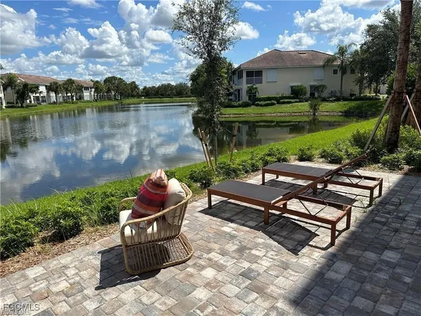 a view of a garden with sitting area