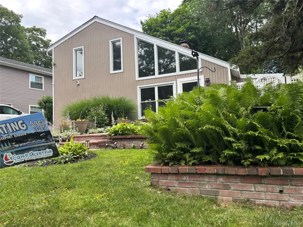 $789,000 | 42 Bennett Avenue, Huntington Station, NY 11746