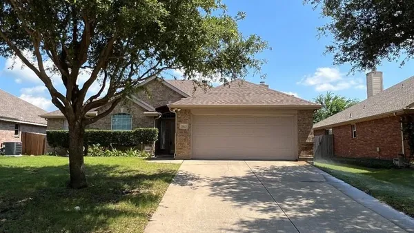 $2,700 | 5823 Sunny Meadow Lane, Grand Prairie, TX 75052