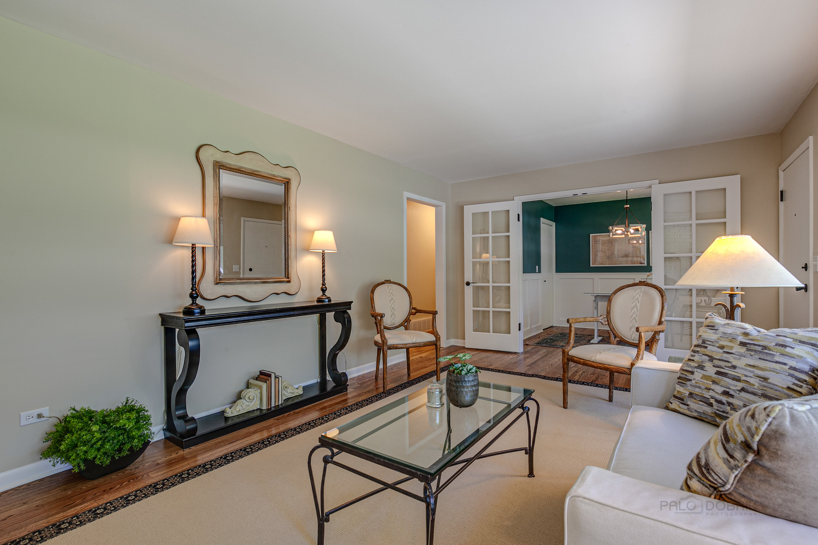 235 Waverly Road Barrington, IL 60010 - Photo 4 of 26 a living room with furniture and a lamp