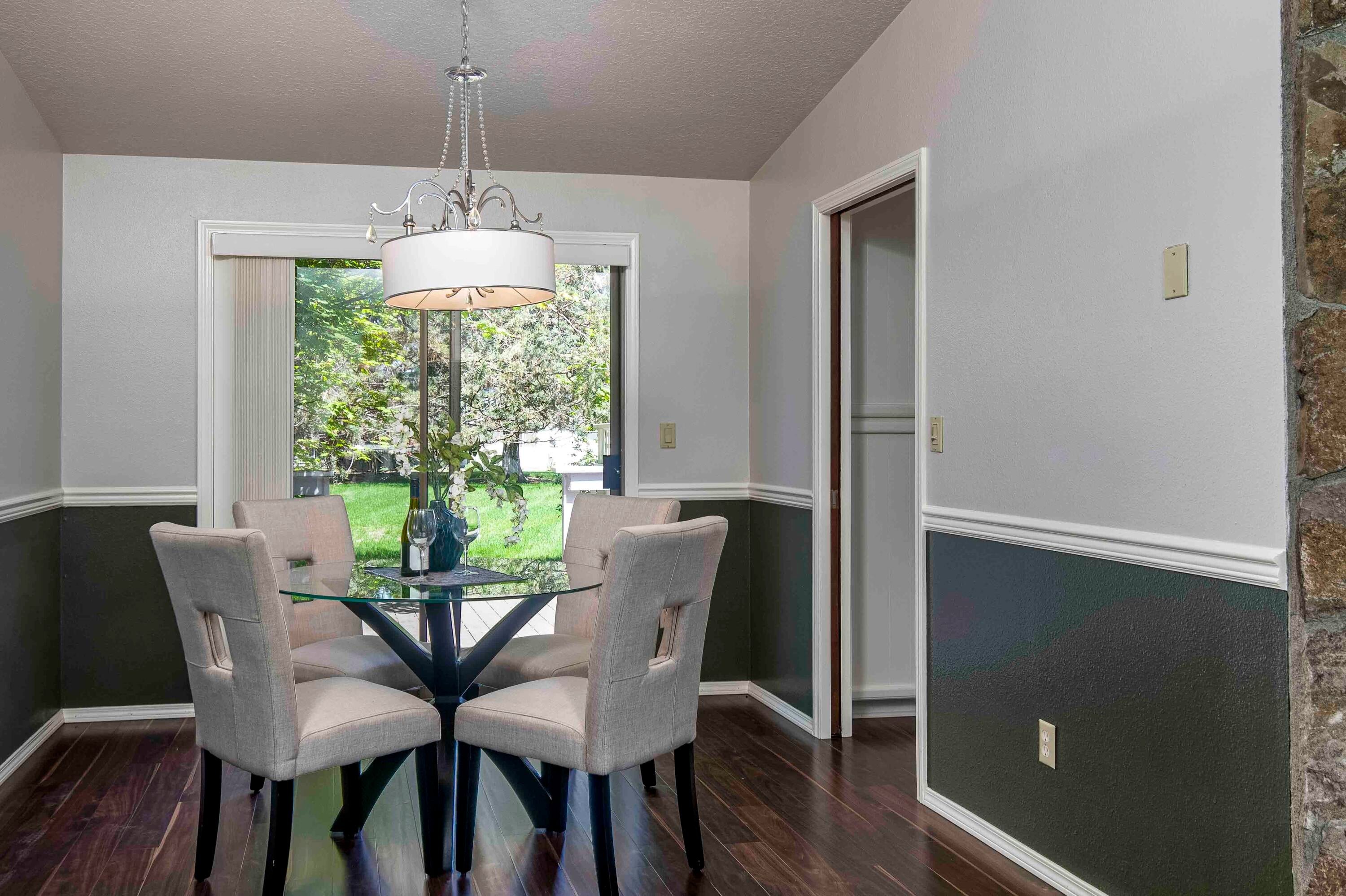 20410 Mainline Road Bend, OR 97702 - Photo 8 of 33 Dining area off living room