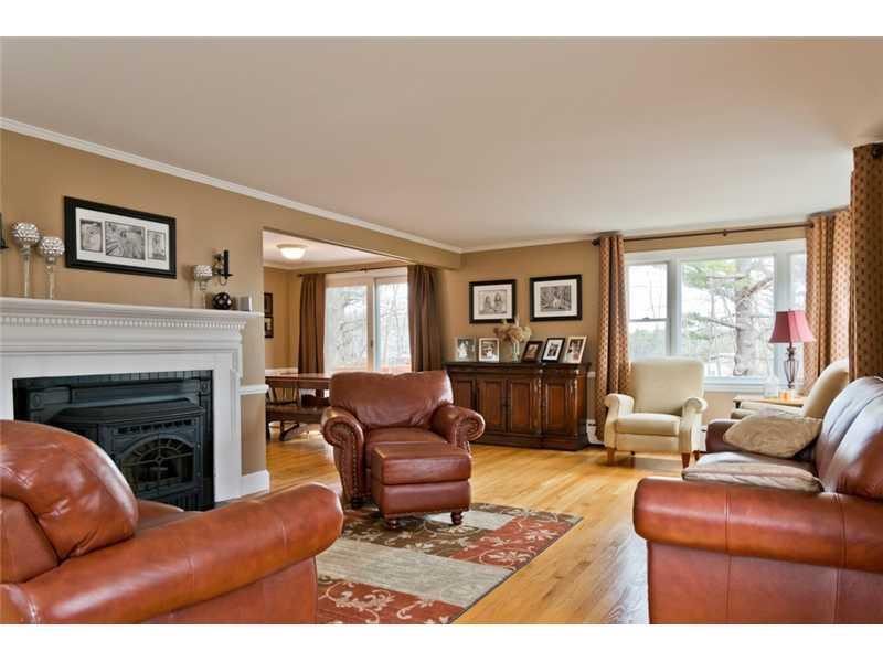71 Foreside Road Cumberland, ME 04110 - Photo 8 of 20 Living Room.