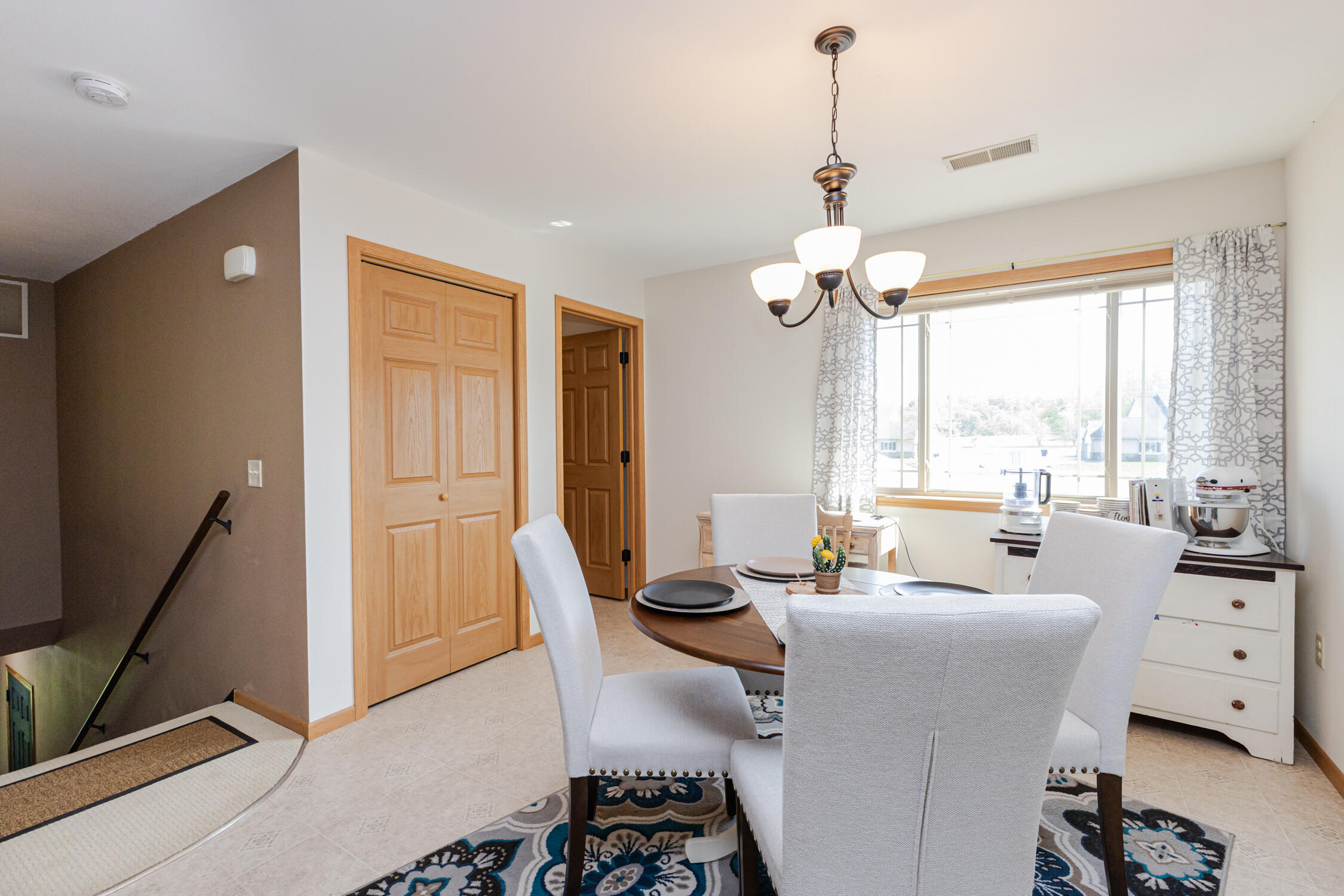 984 Spring Court Newburg, WI 53095 - Photo 2 of 21 Dining area w/coffee nook