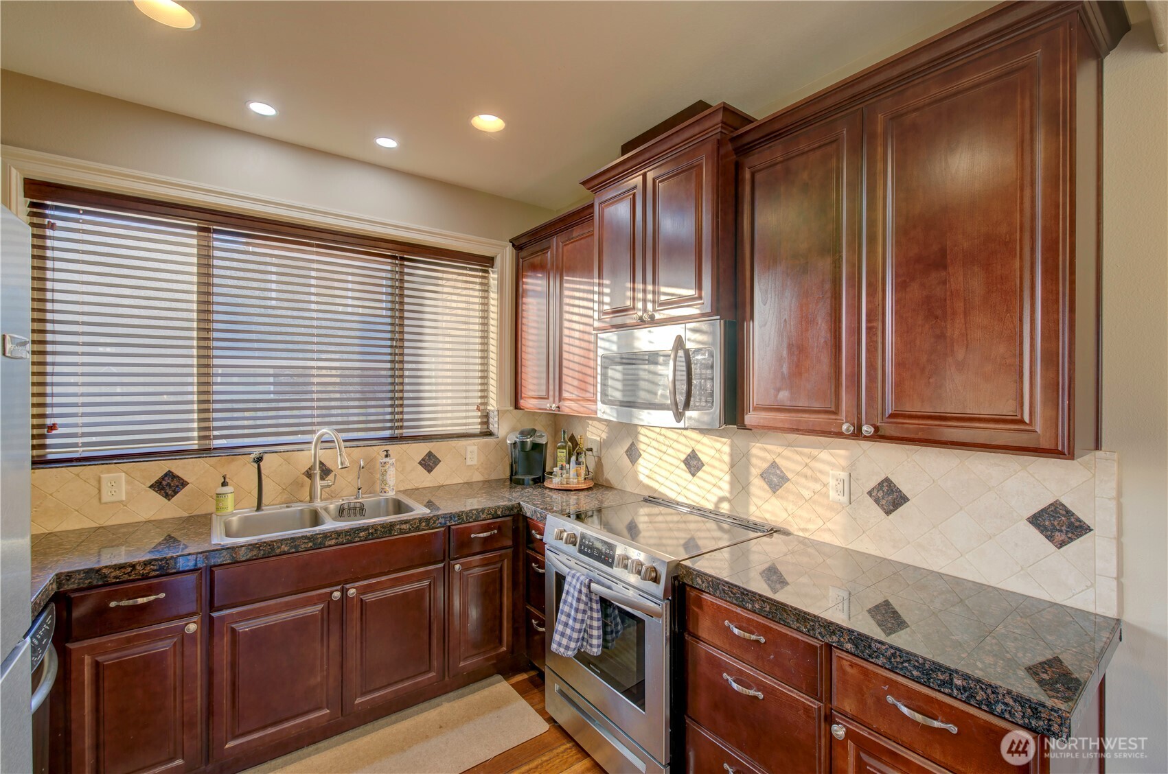 138 28th Street Northwest Long Beach, WA 98631 - Photo 9 of 35