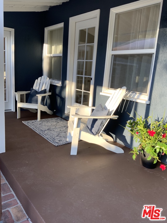 3969 Alla Road Los Angeles, CA 90066 - Photo 17 of 28 a living room with furniture
