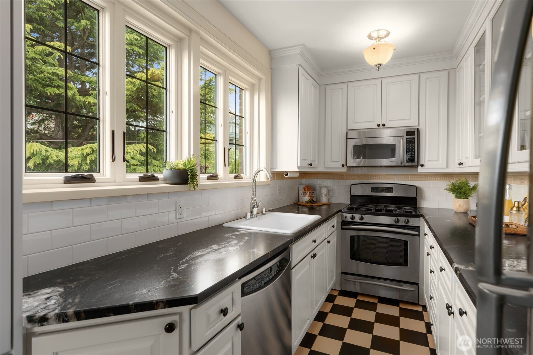 405 Prospect Street, Unit 201 Seattle, WA 98109 - Photo 14 of 40