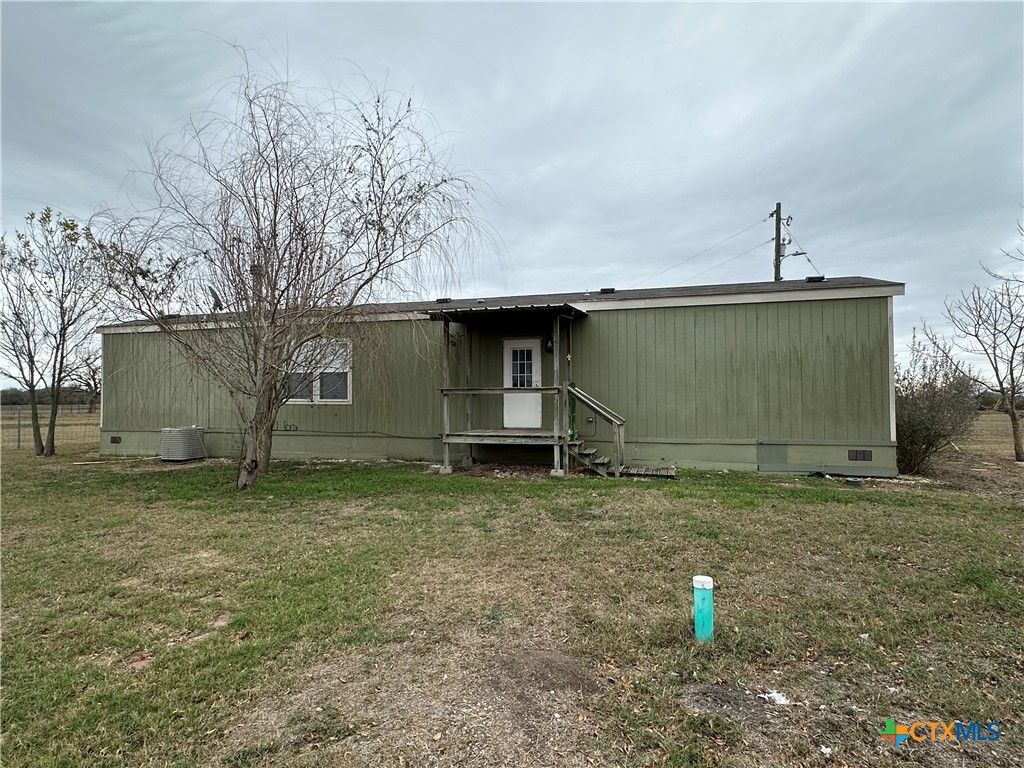 532 Post Office Street Kingsbury, TX 78638 - Photo 4 of 18 a house view with a backyard space