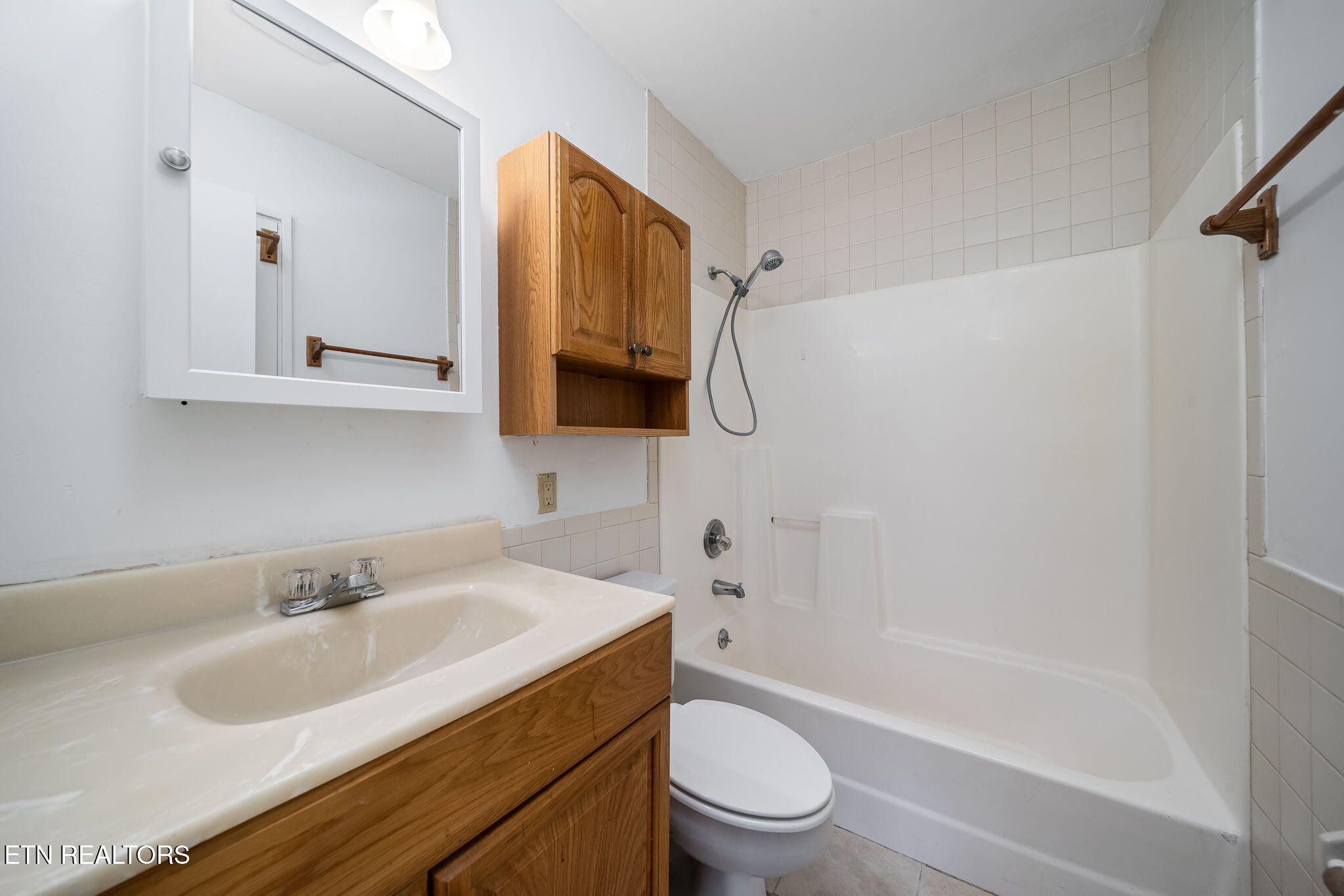 104 Andover Circle Oak Ridge, TN 37830 - Photo 24 of 37 Hall Bathroom
