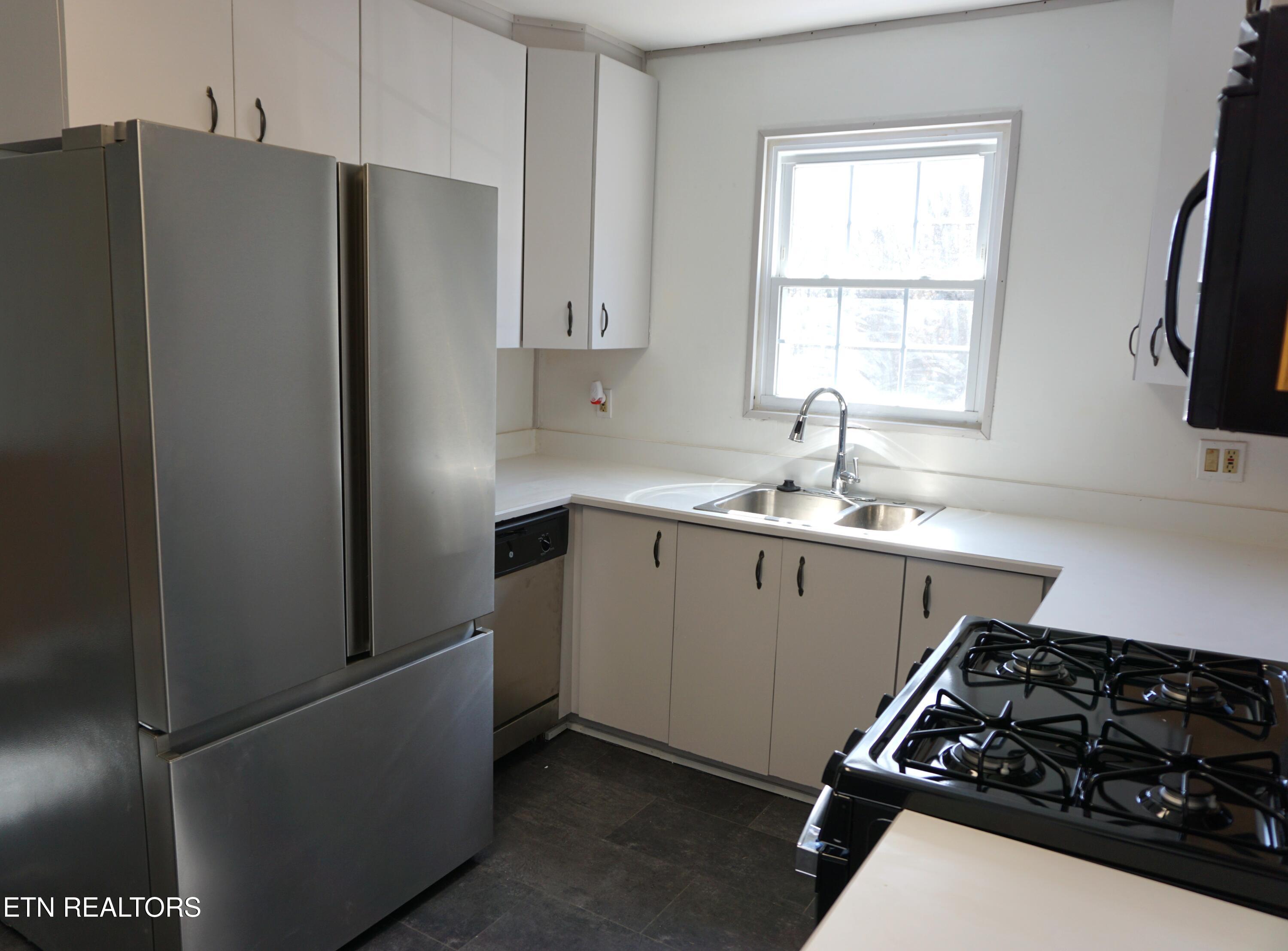 104 Andover Circle Oak Ridge, TN 37830 - Photo 5 of 37 Kitchen3