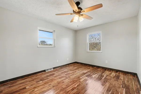 $2,400 | 24981 State Line Road, Lawrenceburg, IN 47025