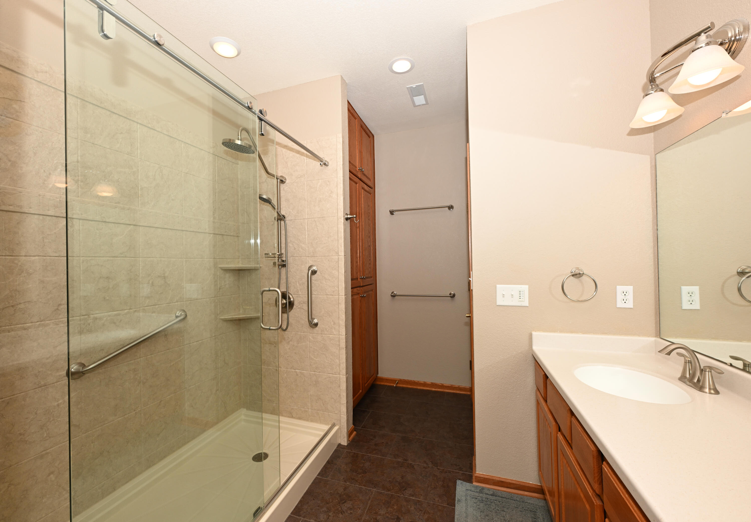 5347 South Butterfield Way Greenfield, WI 53221 - Photo 18 of 30 Master Bath