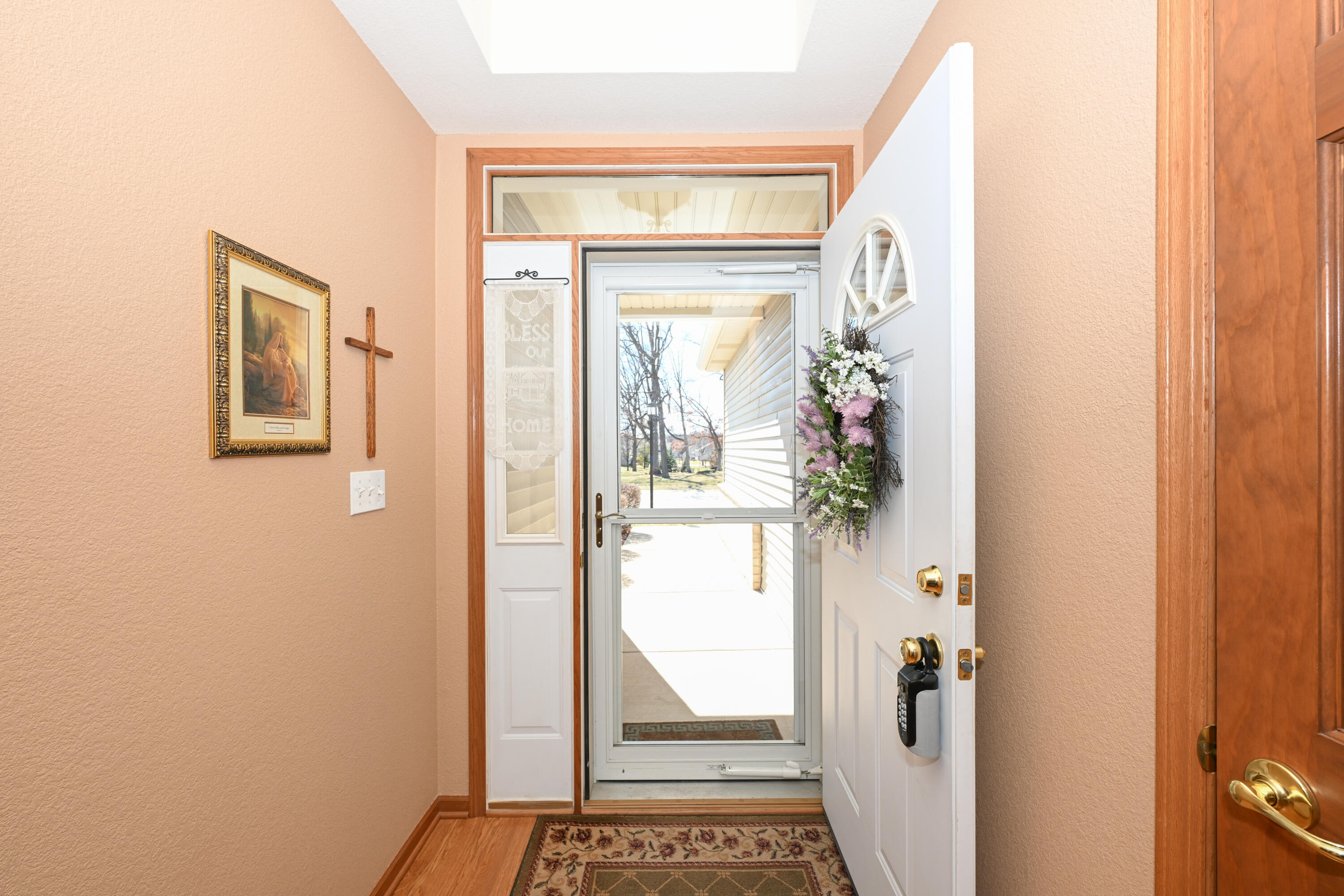 5347 South Butterfield Way Greenfield, WI 53221 - Photo 2 of 30 Foyer