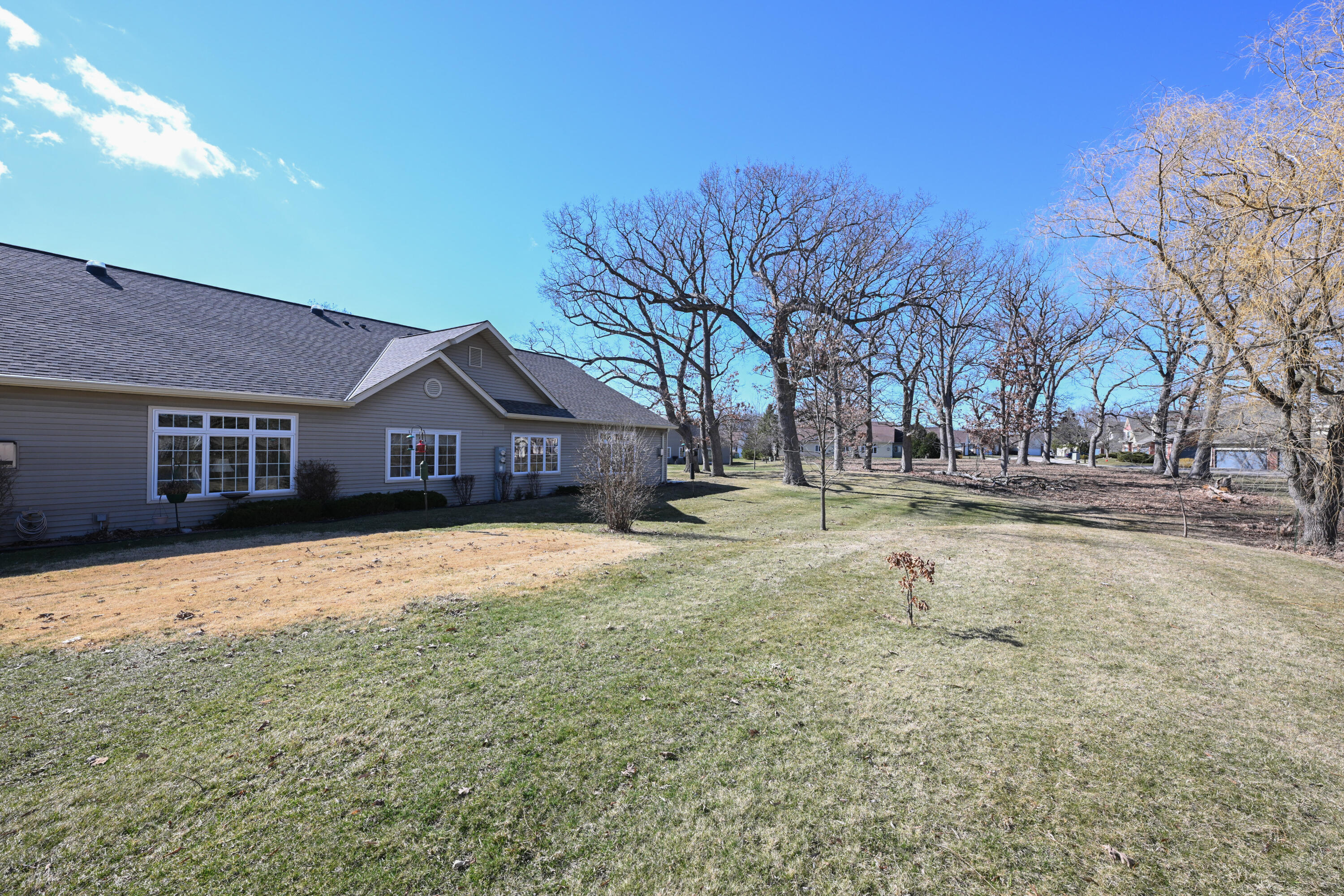 5347 South Butterfield Way Greenfield, WI 53221 - Photo 26 of 30 Side Yard