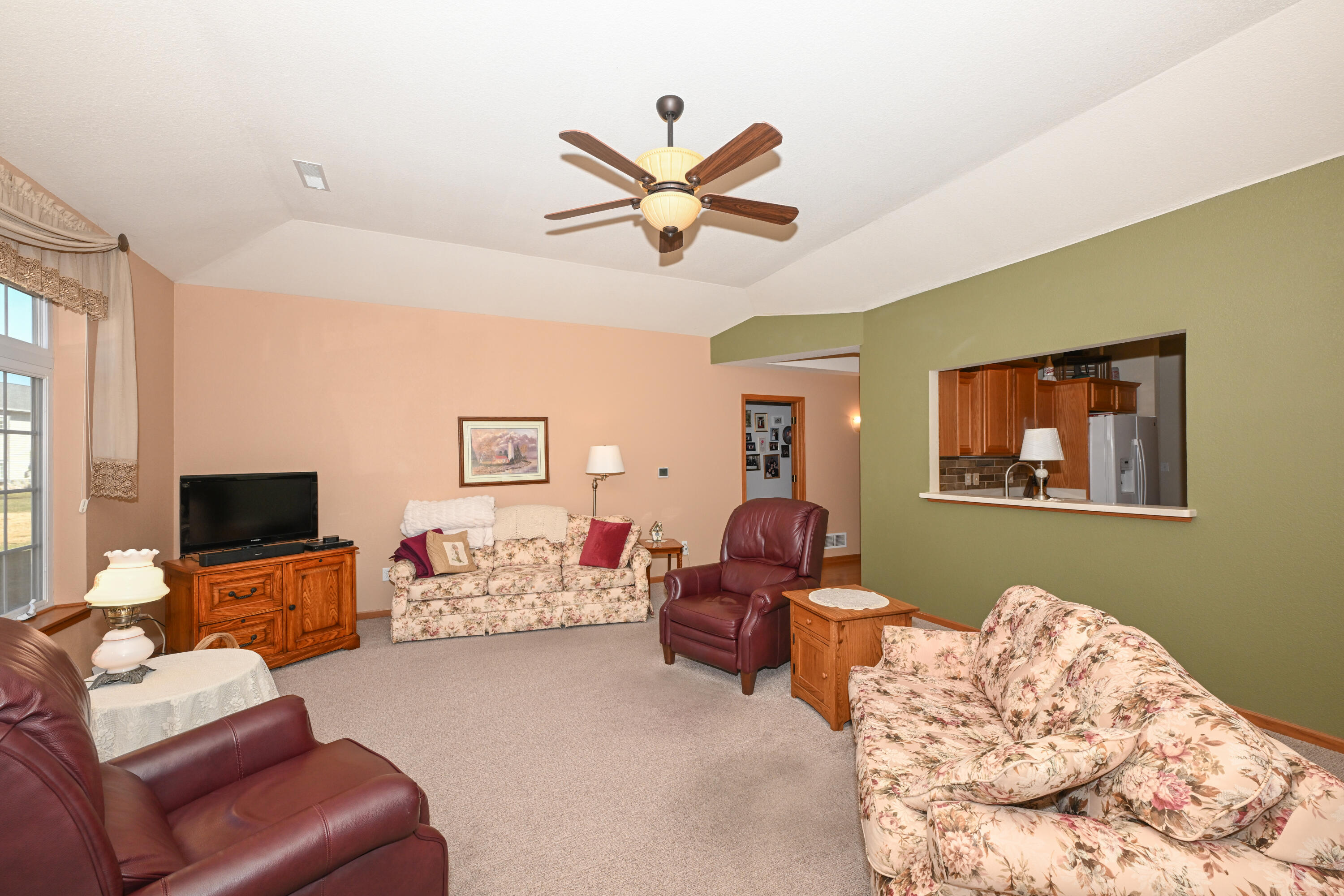 5347 South Butterfield Way Greenfield, WI 53221 - Photo 4 of 30 Living Room