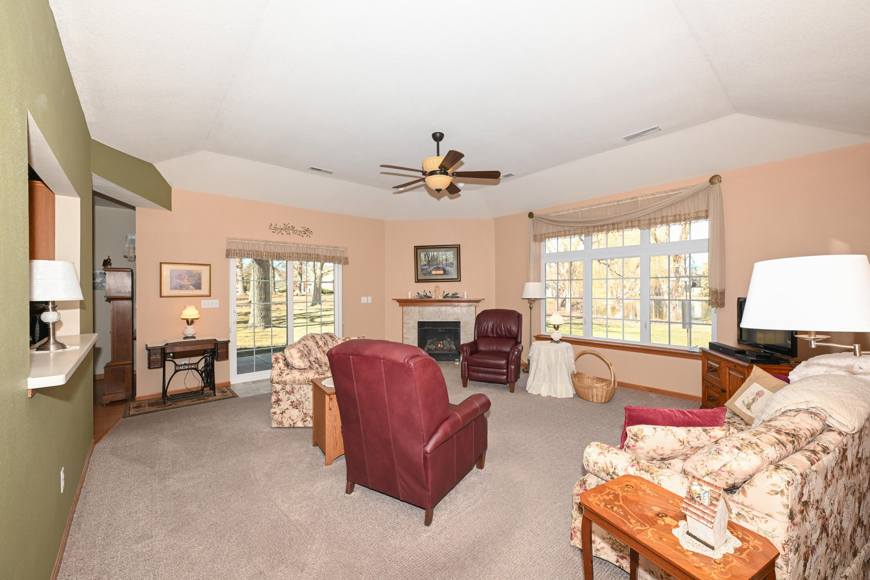 5347 South Butterfield Way Greenfield, WI 53221 - Photo 5 of 30 Living Room