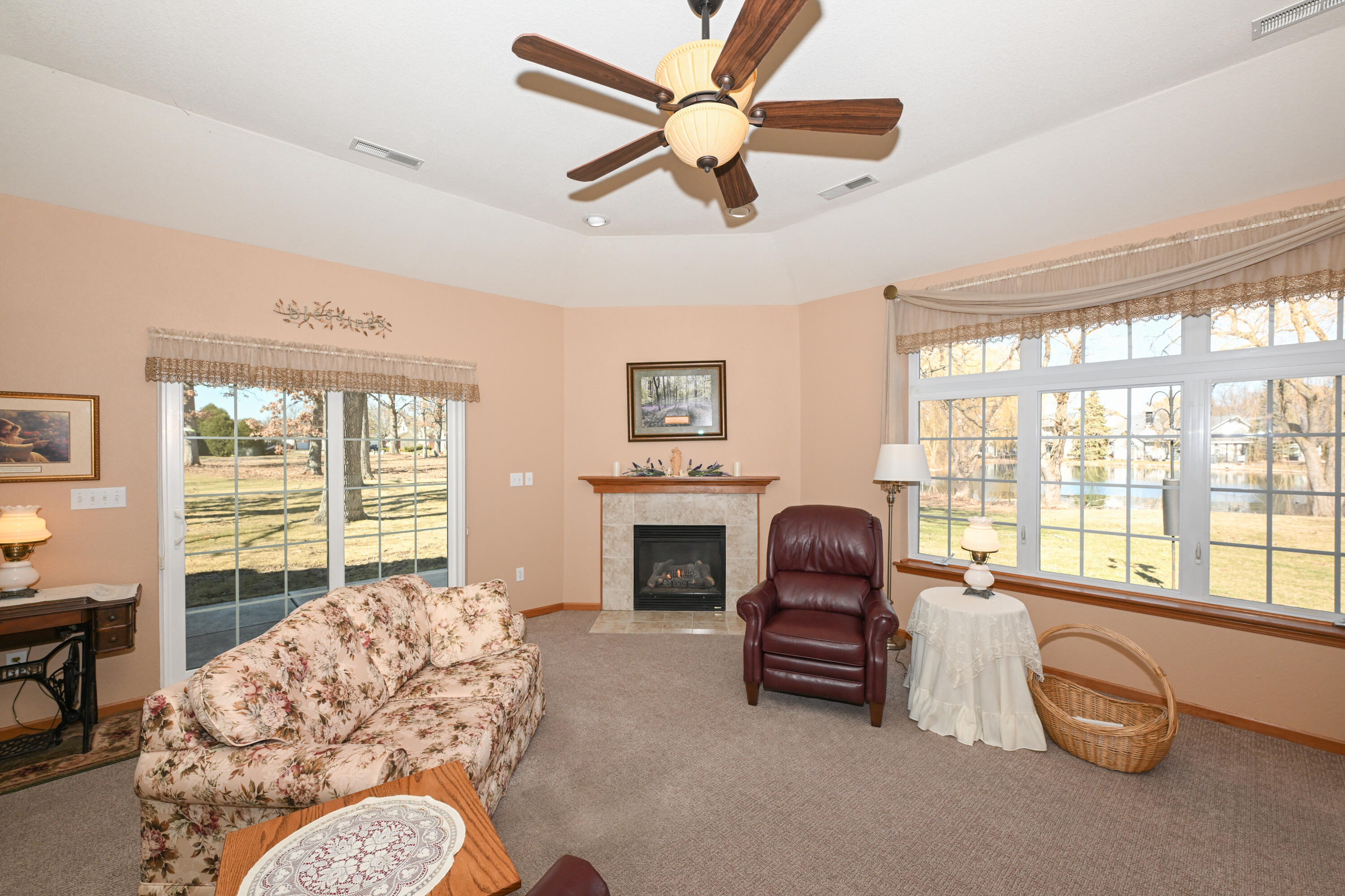 5347 South Butterfield Way Greenfield, WI 53221 - Photo 6 of 30 Living Room