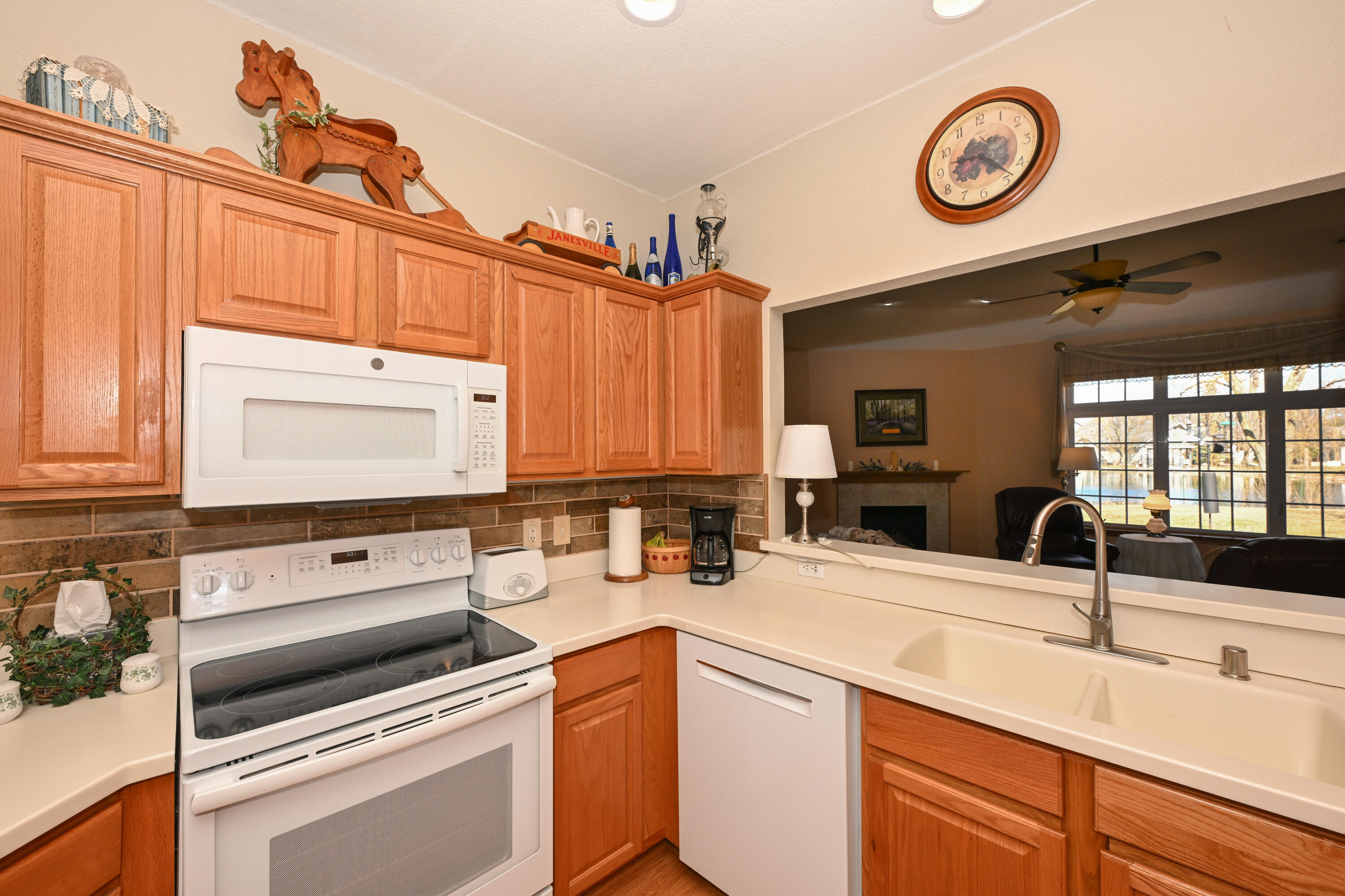5347 South Butterfield Way Greenfield, WI 53221 - Photo 8 of 30 Kitchen