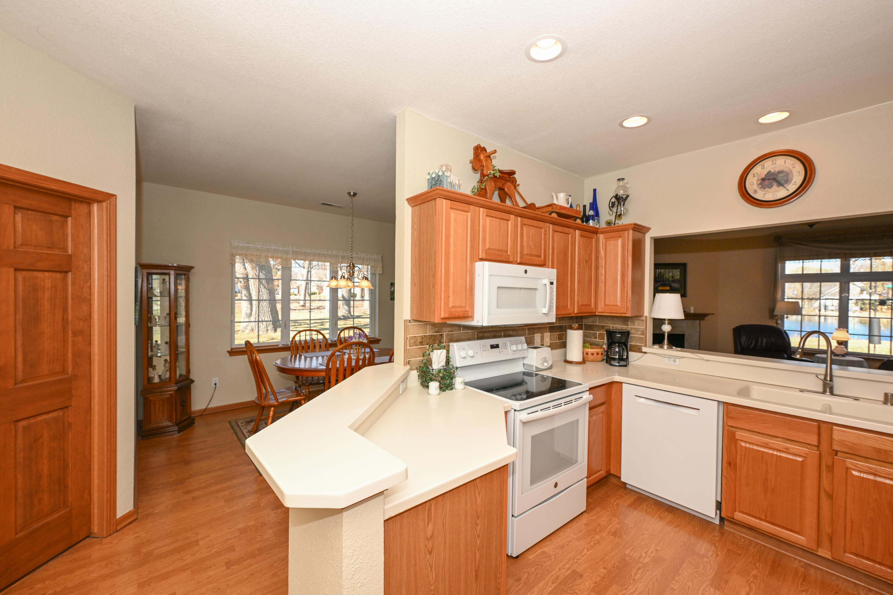 5347 South Butterfield Way Greenfield, WI 53221 - Photo 9 of 30 Kitchen
