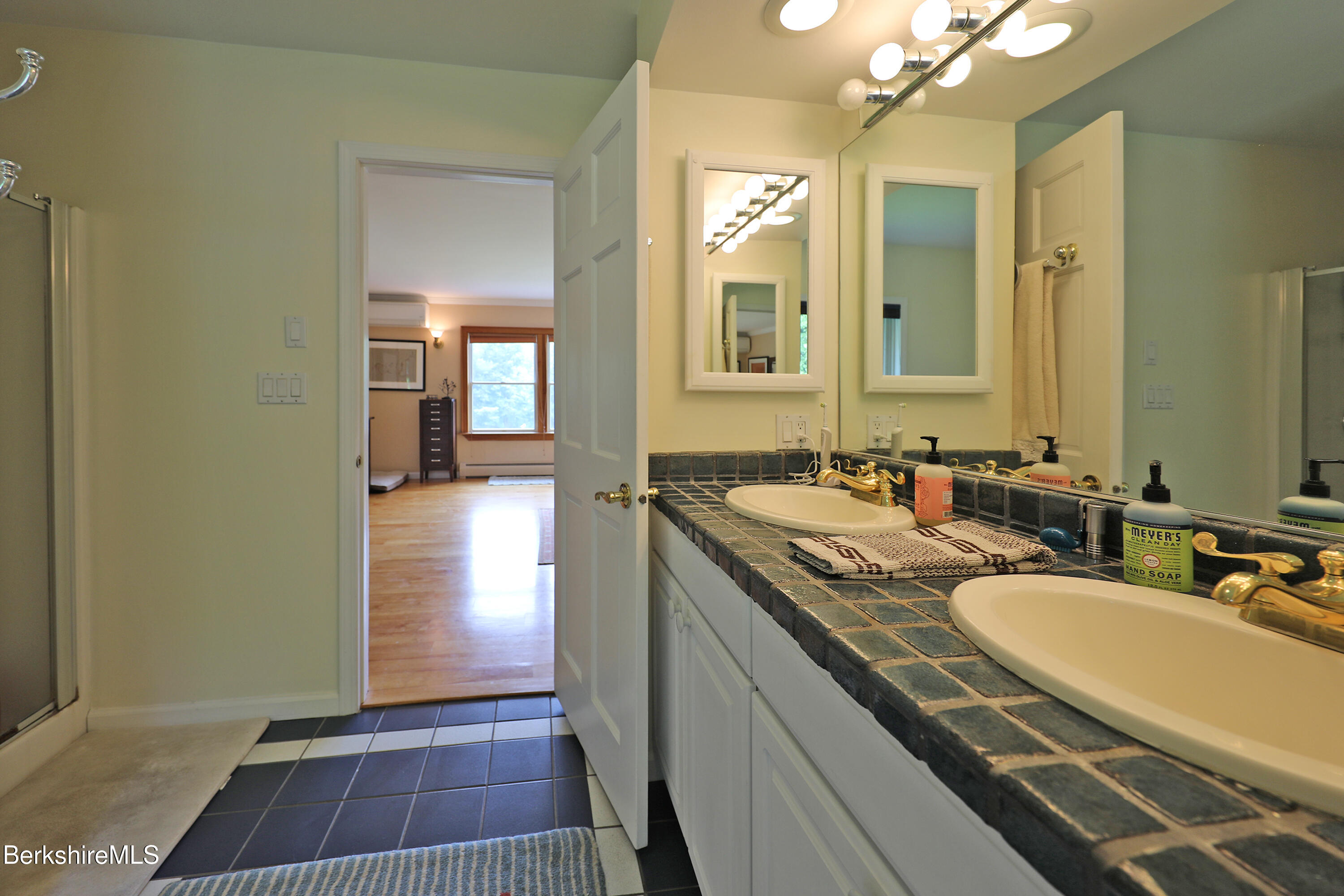 5 A Butler Road Stockbridge, MA 01262 - Photo 33 of 46 Primary en suite