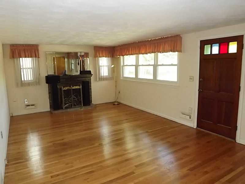 60 Sachem Road East Providence, RI 02915 - Photo 5 of 19 Living Room.