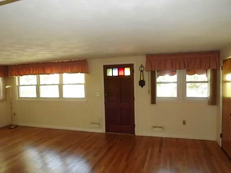 60 Sachem Road East Providence, RI 02915 - Photo 7 of 19 Living Room.