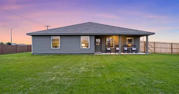 $2,450 | 829 Loomis Trail, Justin, TX 76247