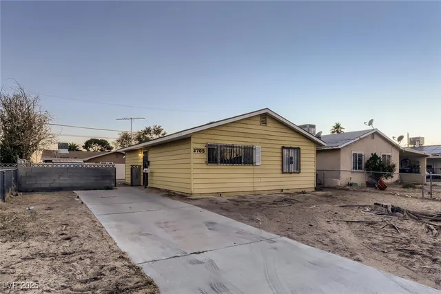 $1,250 | 3705 Haddock Avenue, North Las Vegas, NV 89030
