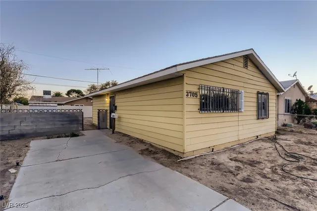$1,250 | 3705 Haddock Avenue, North Las Vegas, NV 89030