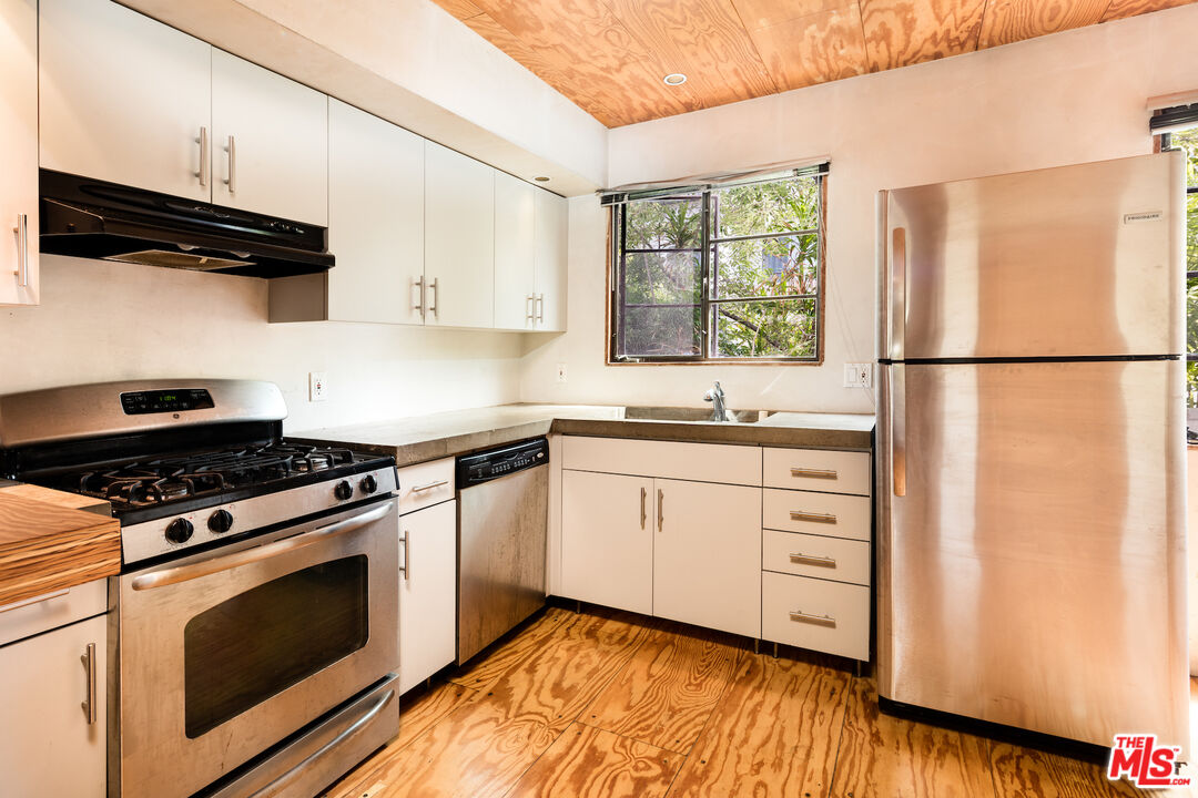 325 Indiana Avenue, Unit 2 Venice, CA 90291 - Photo 2 of 7 a kitchen with a stove a sink and a refrigerator