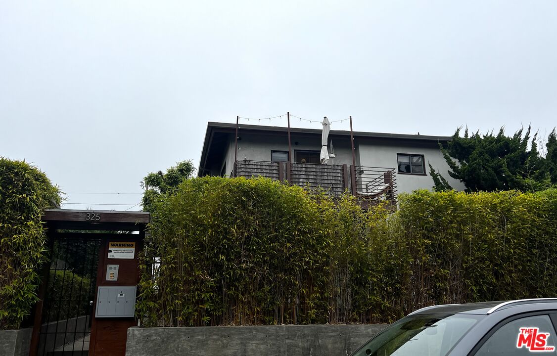325 Indiana Avenue, Unit 2 Venice, CA 90291 - Photo 7 of 7 a view of a house with a yard and potted plants