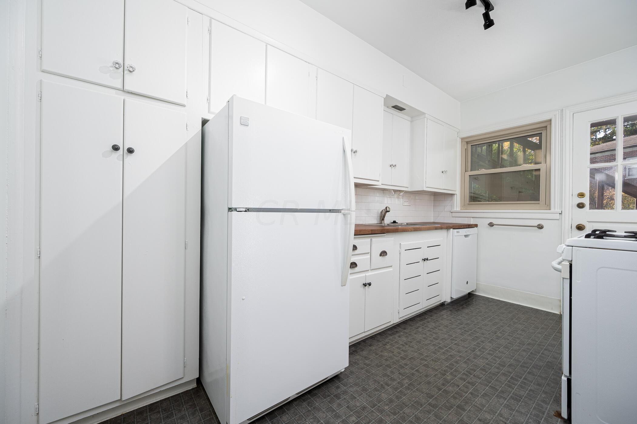1621 Waltham Road, Unit A Columbus, OH 43221 - Photo 9 of 27 Kitchen